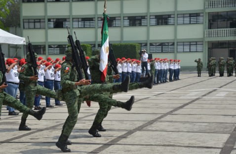Autoridades militares y de gobierno, presentes  en el cuartel militar  de El Lencero, durante  la ceremonia de Toma de Protesta de Bandera a los soldados del Servicio Militar Nacional Clase 2004, remisos y mujeres voluntarias. 
