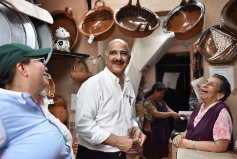 El presidente municipal Ricardo Ahued Bardahuil agradeció la invitación a esta fiesta y reconoció la labor de los diferentes liderazgos presentes, al tiempo que recordó haber caminado por sus espacios y recorrido sus pasillos con un diablito para hacer entregas de mercancía durante sus tiempos de juventud. 