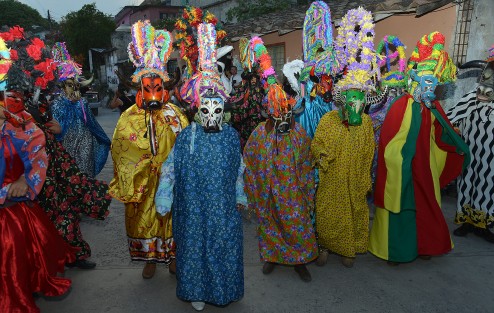 En la comunidad El Espinal, municipio de Naolinco, Ver., se realizó el primer desfile de carnaval afromestizo 2023 con la alegría de los niños y el entusiasmo de los habitantes del lugar. 
