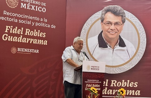El Delegado de Bienestar, Manuel Huerta Ladrón de Guevara, asistió al homenaje póstumo del político veracruzano, Fidel Robles Guadarrama, realizado en Xalapa, en cuyo acto reconoció el actuar del político martinense, guiado por el compromiso de servir al pueblo y su aportación para la construcción de la democracia y la transformación de la vida de México y Veracruz.