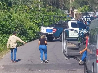 Un enfrentamiento entre presuntos delincuentes y elementos de Seguridad en el municipio de Alvarado, Veracruz, dejó como saldo una persona muerta, no identificada. Los hechos se dieron tras reportarse hombres armados, acudir los oficiales y ser recibidos a balazos. 