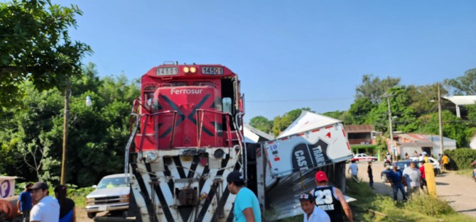 En Alborada, municipio de Emiliano Zapata, sobre la carretera Coatepec – Las Trancas, un tráiler de la compañía Castores, fue arrastrado por varios metros, por tren con la máquina de la empresa Ferrosur. No hubo personas lesionadas. 