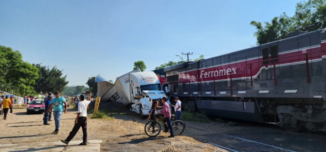 En Alborada, municipio de Emiliano Zapata, sobre la carretera Coatepec – Las Trancas, un tráiler de la compañía Castores, fue arrastrado por varios metros, por tren con la máquina de la empresa Ferrosur. No hubo personas lesionadas. 