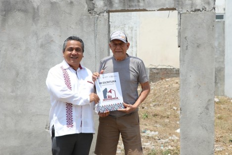 Autoridades estatales entregaron escrituras públicas en las Reservas Territoriales Vergara Tarimoya III (La Esperanza) y IV, así como El Coyol del Puerto de Veracruz, para así brindar certeza jurídica al patrimonio de más familias veracruzanas.