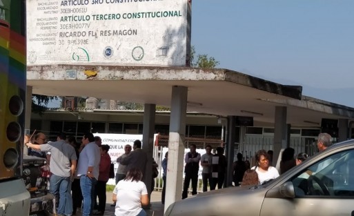 Agremiados del Sindicato Magisterial Veracruzano C.E.E  se apostaron en la entrada de la Escuela de Bachilleres Artículo Tercero y la Dirección General de Bachillerato en protesta por la destitución del Director de la Escuela Ricardo Flores Magón Mixta, entre otras demandas. 