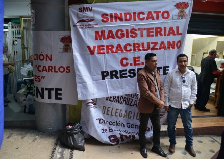 Agremiados del Sindicato Magisterial Veracruzano C.E.E  se apostaron en la entrada de la Escuela de Bachilleres Artículo Tercero y la Dirección General de Bachillerato en protesta por la destitución del Director de la Escuela Ricardo Flores Magón Mixta, entre otras demandas. 