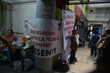 Agremiados del Sindicato Magisterial Veracruzano C.E.E  se apostaron en la entrada de la Escuela de Bachilleres Artículo Tercero y la Dirección General de Bachillerato en protesta por la destitución del Director de la Escuela Ricardo Flores Magón Mixta, entre otras demandas. 