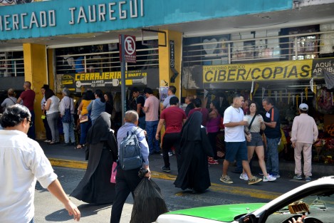 Hasta la madre en la venta de gorditas del mercado Jáuregui. 