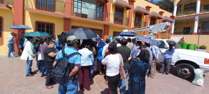 -Los vecinos de las localidades de Dos Trancas y Espina Blanca, municipio de Tlalenelhuayocan en la zona conurbada con la ciudad de Xalapa, se manifestaron frente a su Palacio Municipal porque llevan entre dos y tres meses sin agua. El problema por desabasto generó inconformidad entre las familias