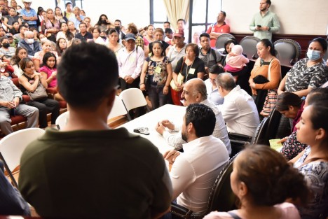 Los aplausos de reconocimiento por parte del pueblo se reciben con gusto, pero se devuelven con más y mejor obra pública porque es nuestra convicción y obligación, aseguró el presidente municipal Ricardo Ahued Bardahuil, en jornada de audiencias ciudadanas. 