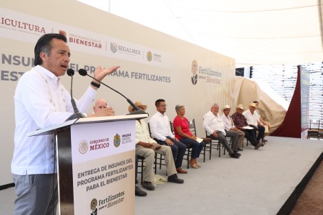 El programa Fertilizantes para el Bienestar significa una compra de mil 100 millones de pesos en insumos que serán dirigidos a 165 mil pequeños productores en Veracruz, manifestó el gobernador Cuitláhuac García Jiménez durante el evento de entrega a 7 municipios de la zona centro.