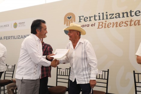 El programa Fertilizantes para el Bienestar significa una compra de mil 100 millones de pesos en insumos que serán dirigidos a 165 mil pequeños productores en Veracruz, manifestó el gobernador Cuitláhuac García Jiménez durante el evento de entrega a 7 municipios de la zona centro.