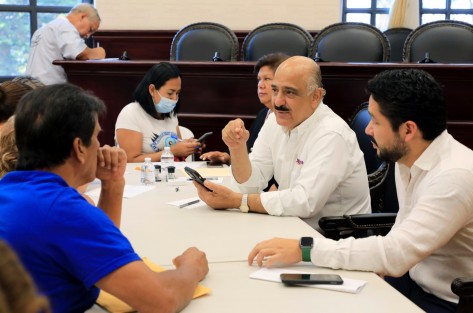 En atención y seguimiento a la problemática de abasto de agua que padecen familias de la colonia Emiliano Zapata, el presidente municipal Ricardo Ahued Bardahuil recibió a un grupo de vecinas y vecinos en jornada de audiencias ciudadanas. 
