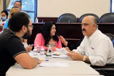 En la Sala de Cabildo, el Edil gestionó los apoyos necesarios para subsanar la falta de esta necesidad básica y reiteró que este es uno de los principales objetivos de esta política de puertas abiertas, pues aunque las necesidades son muchas, la prioridad es resolver las demandas de la gente en donde más se necesita. 