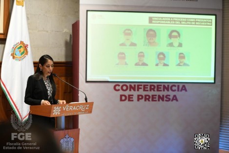 En conferencia de prensa en Palacio de Gobierno, la Fiscal del Estado, Verónica Hernández informó de la captura de una banda de secuestradores, entre los cuales se encuentran los autores materiales del homicidio del director de la Escuela Secundaria General No. 3 en Córdoba, Ver..