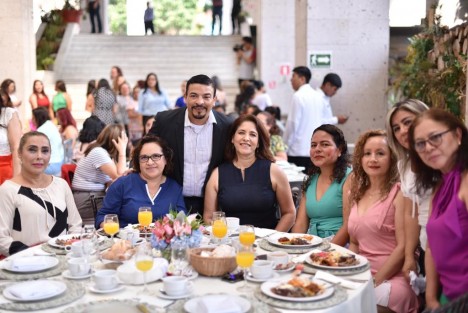 Al dirigirse a las madres trabajadoras, el presidente de la Junta de Coordinación Política, diputado Juan Javier Gómez Cazarín, recordó a las mujeres que, además de la incansable tarea de atender y dar orden y estabilidad al hogar, se han preocupado por que esta sociedad siga manteniendo los valores.