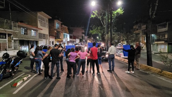Vecinos de la colonia Francisco Ferrer Guardia, realizaron un bloqueo en la avenida Ruiz Cortines, en demanda de atención de las autoridades,  pues llevan 17 días sin agua.