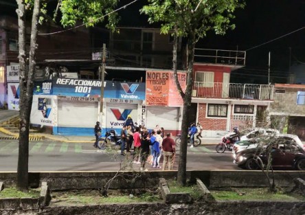 Vecinos de la colonia Francisco Ferrer Guardia, realizaron un bloqueo en la avenida Ruiz Cortines, en demanda de atención de las autoridades,  pues llevan 17 días sin agua.