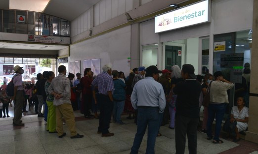 Como cada dos meses, las sucursales del banco del  Bienestar lucen abarrotados en los días de pago. Aunque se dan otras opciones para facilitar el cobro, muchos adultos mayores se ven haciendo las largas filas. 