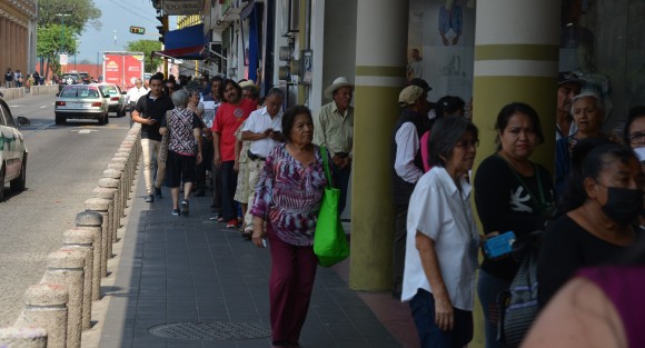 Como cada dos meses, las sucursales del banco del  Bienestar lucen abarrotados en los días de pago. Aunque se dan otras opciones para facilitar el cobro, muchos adultos mayores se ven haciendo las largas filas. 