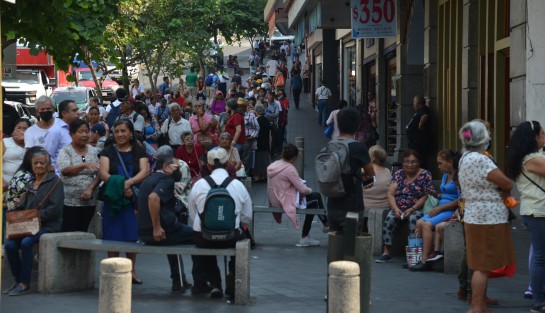 Como cada dos meses, las sucursales del banco del  Bienestar lucen abarrotados en los días de pago. Aunque se dan otras opciones para facilitar el cobro, muchos adultos mayores se ven haciendo las largas filas. 