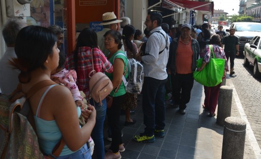 Como cada dos meses, las sucursales del banco del  Bienestar lucen abarrotados en los días de pago. Aunque se dan otras opciones para facilitar el cobro, muchos adultos mayores se ven haciendo las largas filas. 