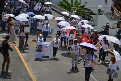 Colectivos de madres de desaparecidos marcharon desde panteón Palo Verde  hasta el Centro Xalapa para recordar a las autoridades sus cientos de casos pendientes por resolver. 