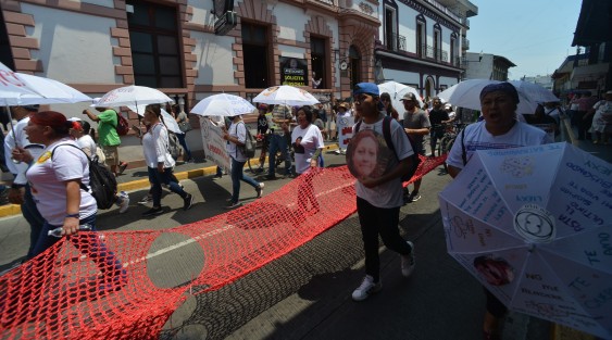 Colectivos de madres de desaparecidos marcharon desde panteón Palo Verde  hasta el Centro Xalapa para recordar a las autoridades sus cientos de casos pendientes por resolver. 