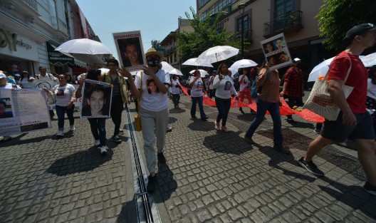 Colectivos de madres de desaparecidos marcharon desde panteón Palo Verde  hasta el Centro Xalapa para recordar a las autoridades sus cientos de casos pendientes por resolver. 