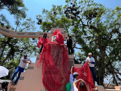 En el monumento de Las Cuatro Virtudes Cardinales, los manifestantes cubrieron a la Justicia, a manera de protesta. También colocaron cartulinas.