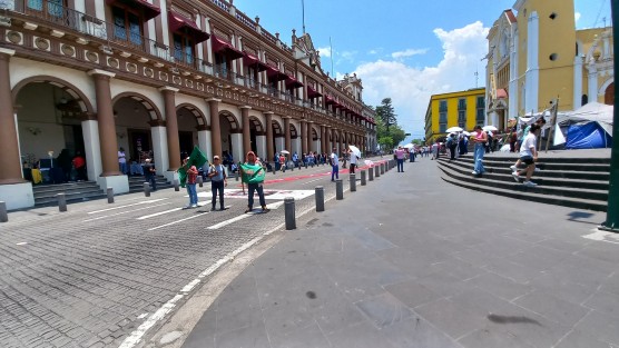 Otro grupo aprovechó los reflectores para su protesta. 