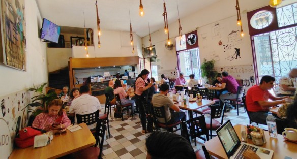 Las flores y los restaurantes, de lo que ocupan más los xalapeños en este 10 de Mayo en la capital del estado.
