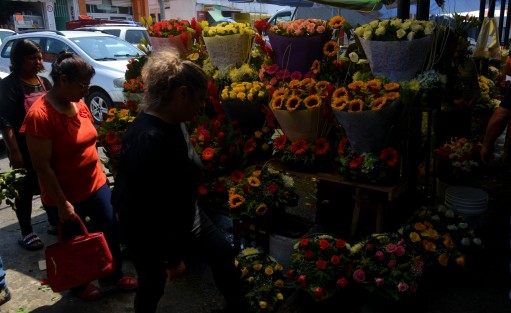Las flores y los restaurantes, de lo que ocupan más los xalapeños en este 10 de Mayo en la capital del estado.
