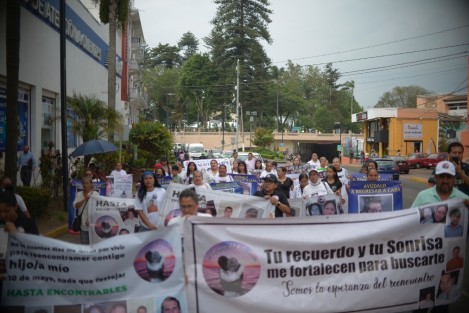 Integrantes del colectivo Familiares Enlaces Xalapa marcharon desde el centro de la ciudad con rumbo al Memorial de Desaparecidos ubicado en la avenida Xalapa, donde gritaron consignas y escucharon cantar a los mariachis.