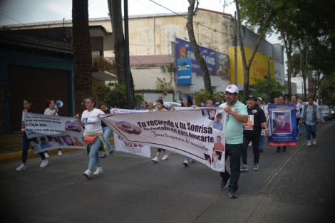Integrantes del colectivo Familiares Enlaces Xalapa marcharon desde el centro de la ciudad con rumbo al Memorial de Desaparecidos ubicado en la avenida Xalapa, donde gritaron consignas y escucharon cantar a los mariachis.