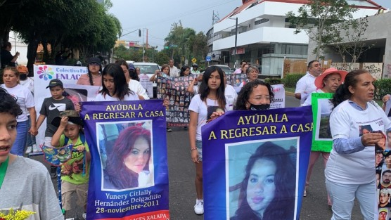 Integrantes del colectivo Familiares Enlaces Xalapa marcharon desde el centro de la ciudad con rumbo al Memorial de Desaparecidos ubicado en la avenida Xalapa, donde gritaron consignas y escucharon cantar a los mariachis.