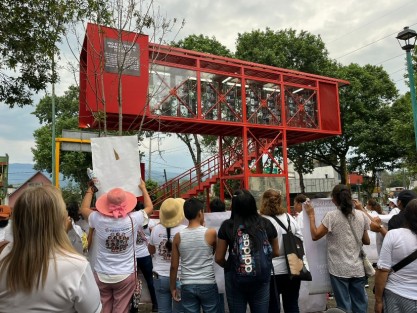 Integrantes del colectivo Familiares Enlaces Xalapa marcharon desde el centro de la ciudad con rumbo al Memorial de Desaparecidos ubicado en la avenida Xalapa, donde gritaron consignas y escucharon cantar a los mariachis.