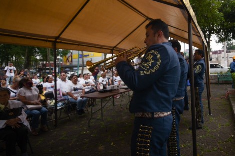 Integrantes del colectivo Familiares Enlaces Xalapa marcharon desde el centro de la ciudad con rumbo al Memorial de Desaparecidos ubicado en la avenida Xalapa, donde gritaron consignas y escucharon cantar a los mariachis.