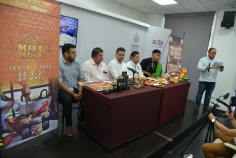 Autoridades municipales de Teocelo y de turismo invitaron al Festival de la Miel y el Mole, que será el 20 y 21 de mayo en aquel municipio.
