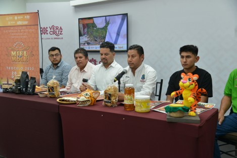 Autoridades municipales de Teocelo y de turismo invitaron al Festival de la Miel y el Mole, que será el 20 y 21 de mayo en aquel municipio.
