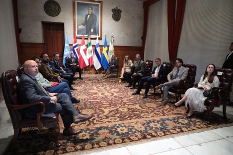 El gobernador Cuitláhuac García Jiménez recibió en Xalapa a los embajadores de Noruega, Ragnhild Imerslund; Finlandia, Päivi Marianne Pohjanheimo, y Suecia, Lars Gunnar Magnus Aldén; además del jefe de Misión Adjunto de Dinamarca, Jeppe Hallencreutz-Fogtmann, a quienes ofreció el potencial de una entidad que genera el 4.5 por ciento del Producto Interno Bruto Nacional con 767 mil millones de pesos.