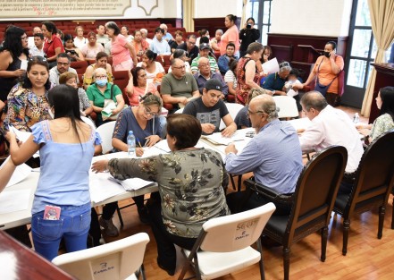 Funcionariado encabezado por el presidente municipal Ricardo Ahued Bardahuil realizó una jornada de audiencias ciudadanas para dar seguimiento a las solicitudes y problemáticas de vecinas y vecinos de la colonia Emiliano Zapata. 