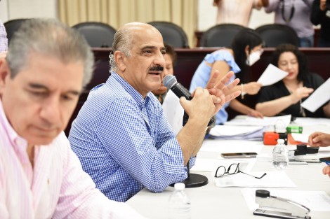 Acompañado por la regidora Martha Valentina Domínguez Vásquez y el regidor Antonio Ballesteros Grayeb, el Edil atendió a las personas presentes a fin de revisar el avance de las acciones para solucionar la falta de agua en esta y otras colonias, entre otros temas.