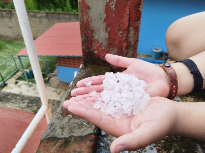La tarde de este  jueves cayó una granizada en la ciudad de Xalapa, afectando principalmente colonias del norte de la capital y la conurbación con Banderilla. 