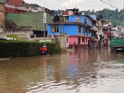 La  granizada estuvo acompañada de una fuerte lluvia la cual provocó anegaciones en calles donde es común en estas situaciones. 