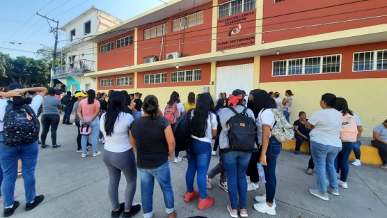Padres de familia y alumnos del Telebachillerato de Tuzamapan, del municipio de Coatepec, se manifestaron en las instalaciones de dicho plantel en protesta por las irregularidades en las que incurre un profesor Roy, del cual solicitaron su destitución.