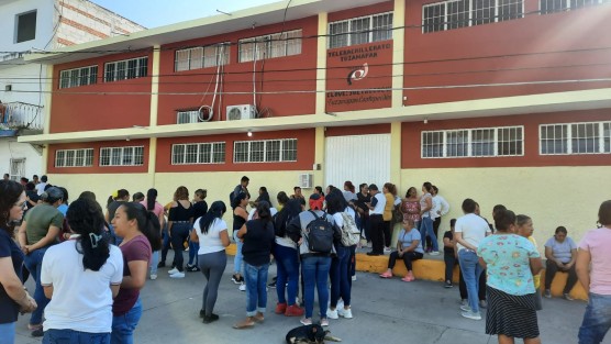 A decir de los manifestantes al citado mentor, quien lleva varios años laborando en el plantel, se le vincula con varios hechos bochornosos y el último se relaciona con el fallecimiento de una alumna, ya que presuntamente amenaza a las y los alumnos mediante audios y mensajes, además de que los invita a beber bebidas alcohólicas.