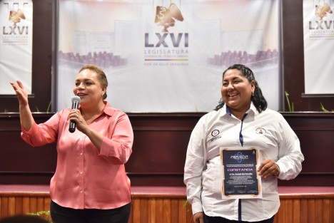 Al clausurar el Segundo Foro Veracruzano de Ciencia y Tecnología, realizado este 11 y 12 de mayo en las instalaciones del Palacio Legislativo, la diputada Verónica Pulido Herrera aseveró que desde la Comisión Permanente de Ciencia y Tecnología se ha dado prioridad al impulso de las vocaciones científicas entre los jóvenes, a fin que sean éstos en el futuro quienes tengan el enorme reto de dar los resultados en la materia. 