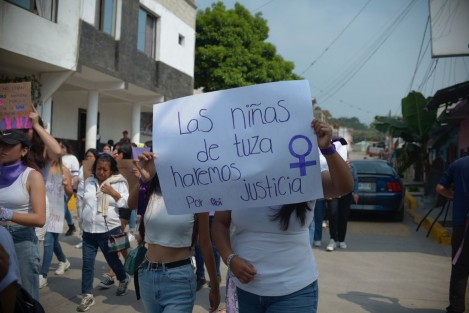 Un grupo de estudiantes del Telebachillerato de Tuzamapan se manifestaron por Abi. Piden que se haga justicia y se investigue a un profesor acusado de cometer presuntos abusos sexuales.