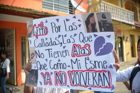 Un grupo de estudiantes del Telebachillerato de Tuzamapan se manifestaron por Abi. Piden que se haga justicia y se investigue a un profesor acusado de cometer presuntos abusos sexuales.